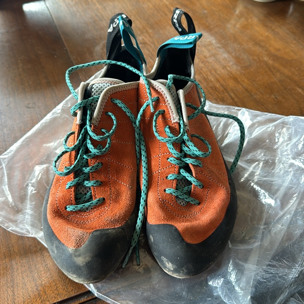 Scarpa Helix women’s climbing shoes